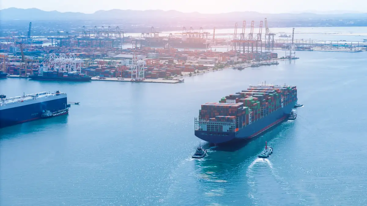Puerto con gruas y contenedores