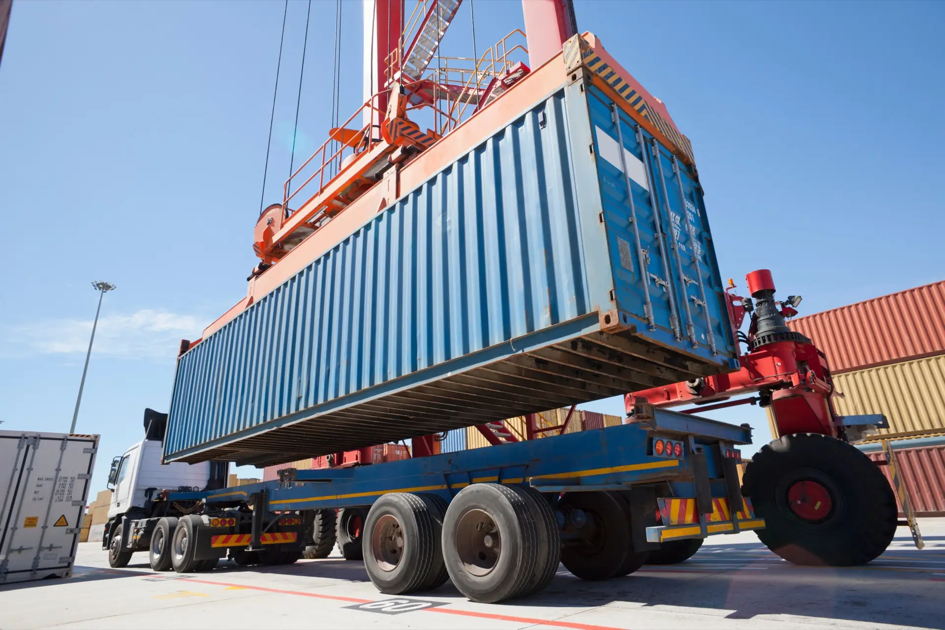 Contenedor cargado en transporte terrestre